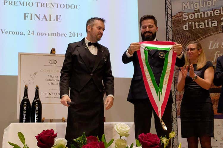 Simone Loguercio incorona Valentino Tesi Miglior sommelier d'Italia sul palco di Verona (Valentino Tesi, Miglior sommelier: Raccontare il vino &egrave; una vocazione)