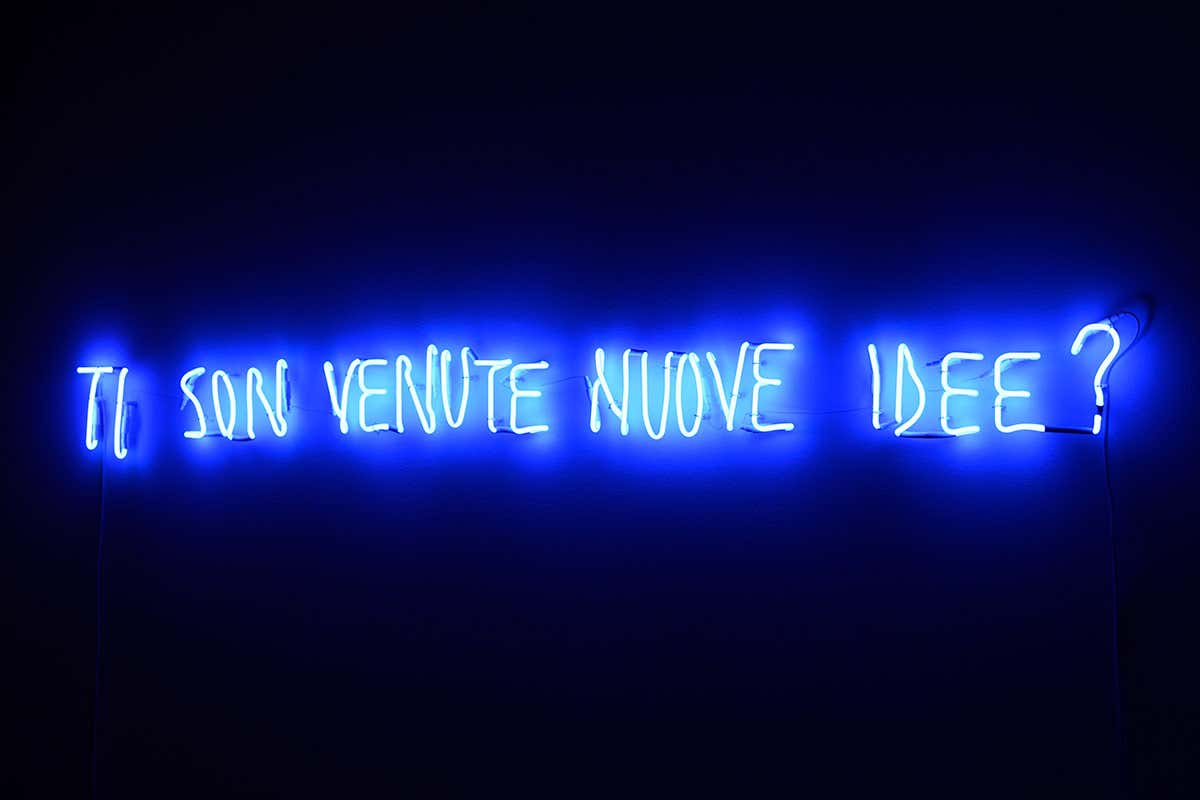 Valerio Rocco Orlando “Ti son venute nuove idee?”, 2017, scultura di luce al neon blu Casa dei Talenti Berlucchi nuovo format che unisce arte cultura e territorio