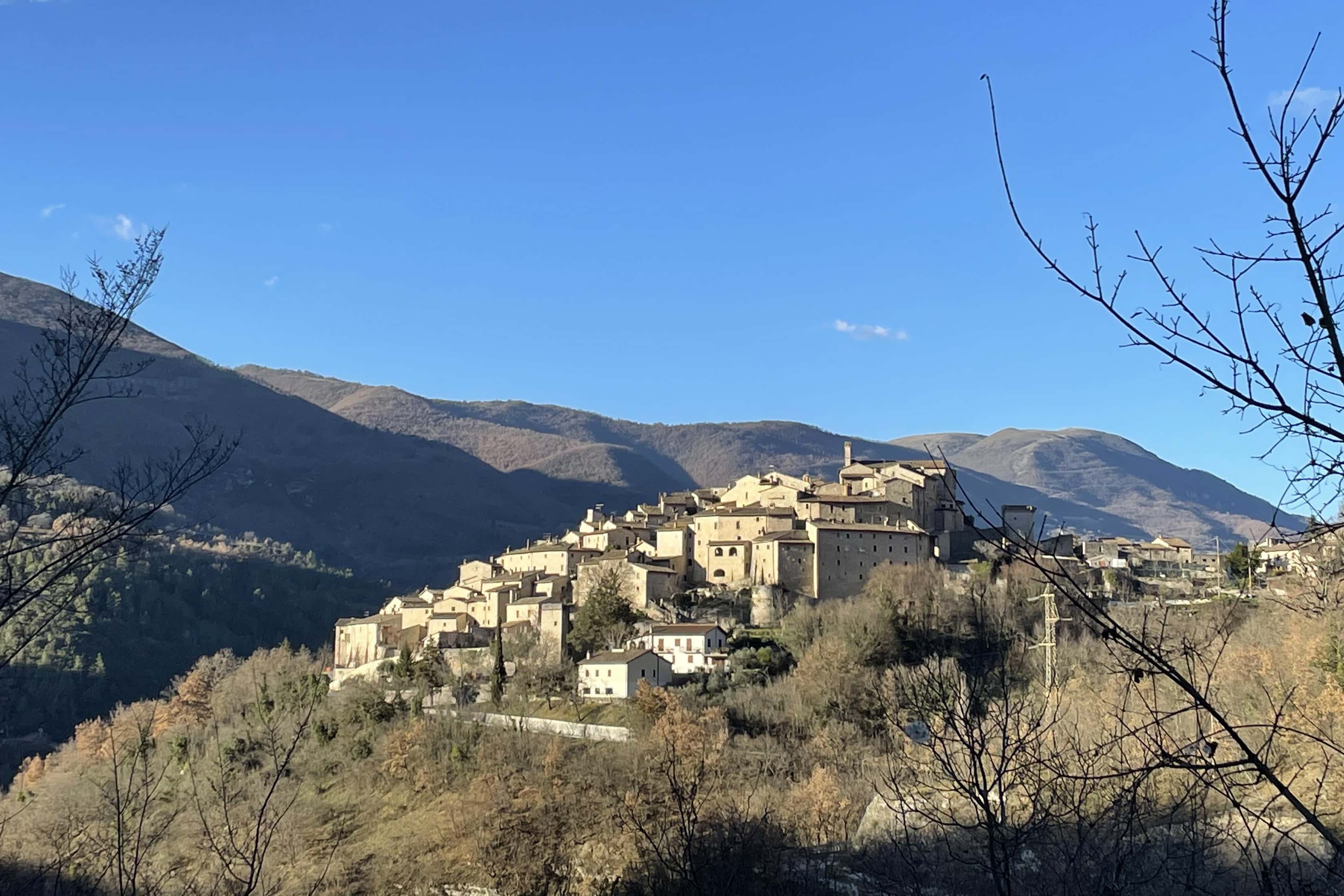 Il borgo-monumento Vallo di Nera Scoprire la Valnerina camminando Il borgo-monumento Vallo di Nera Scoprire la Valnerina camminando