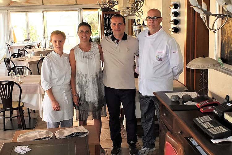 Stefania Daleffe, Giovanna, Roberto e Cristian Maffeis (Vecchia Colognola Il gusto della semplicità) Stefania Daleffe, Giovanna, Roberto e Cristian Maffeis (Vecchia Colognola Il gusto della semplicità)