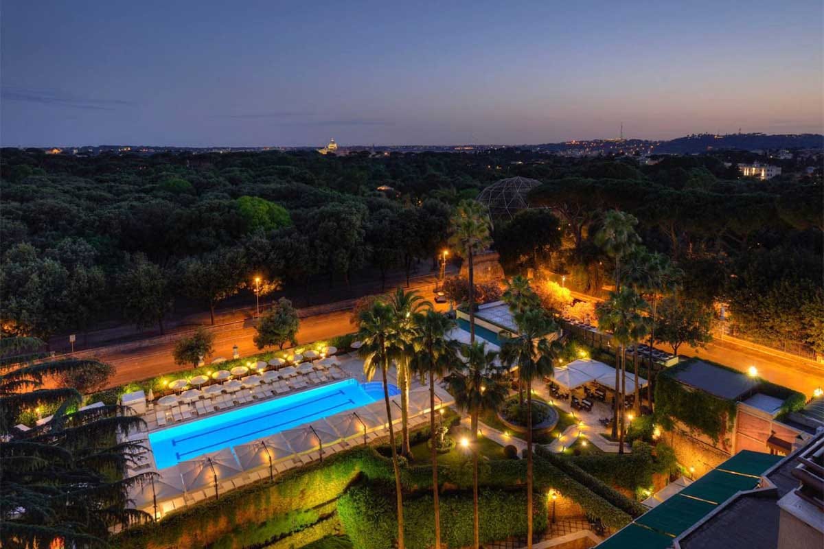 Vista notturna dell'hotel Benessere, cucina gourmet e tanti servizi: il Parco dei Principi meta al top