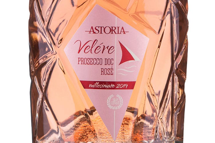 Velére indicava le donne che con un lavoro certosino cucivano le vele per le galie - Velère Prosecco Rosé Doc Astoria Inno alle donne della Serenissima