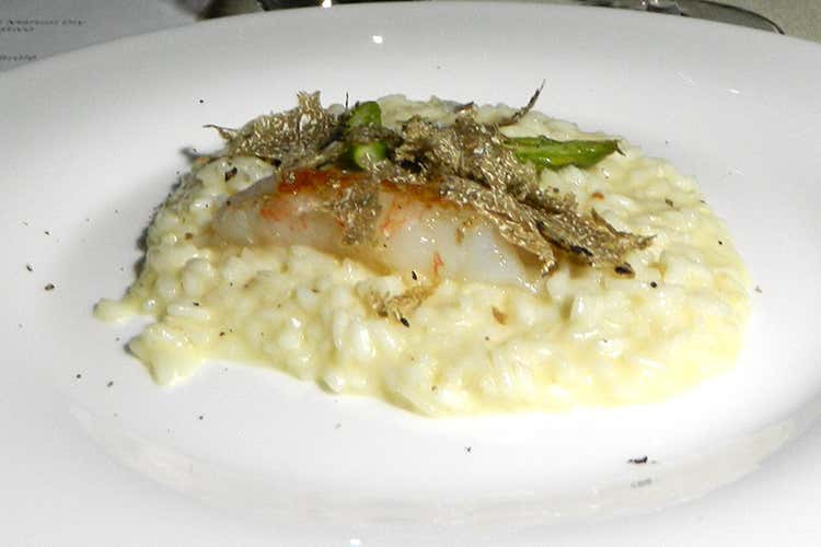 Risotto mantecato al tartufo bianchetto con scampi del Mediterraneo caramellati al miele d'acacia