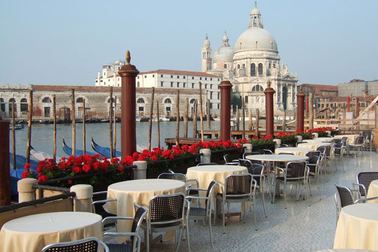 Venezia, menu di pesce da 526 euro 
Turisti allibiti, il sindaco: «Pezzenti»