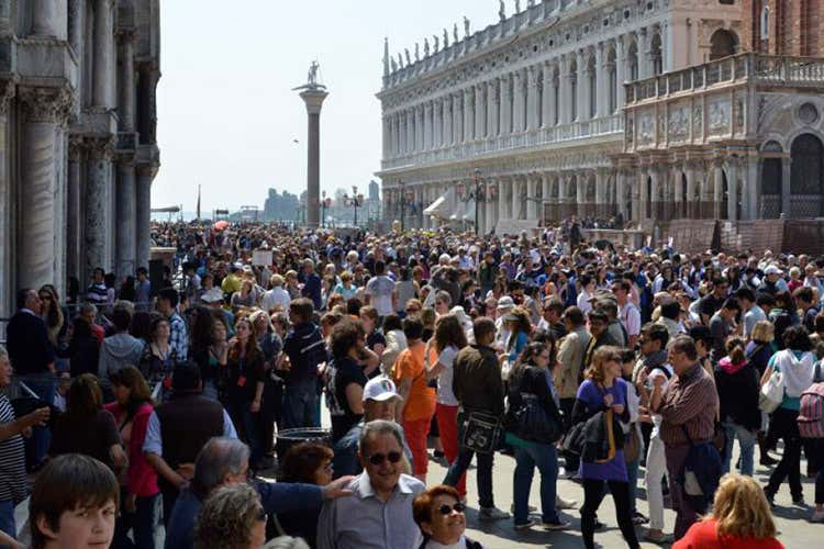 (Venezia e le sue regole contro gli ultras del turismo)