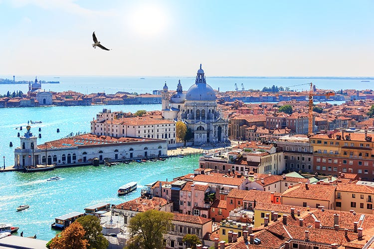 Contro il turismo mordi e fuggi, via alla tassa di sbarco (Venezia, si paga da luglio 2020 Ticket di sbarco da 3 a 8 euro)