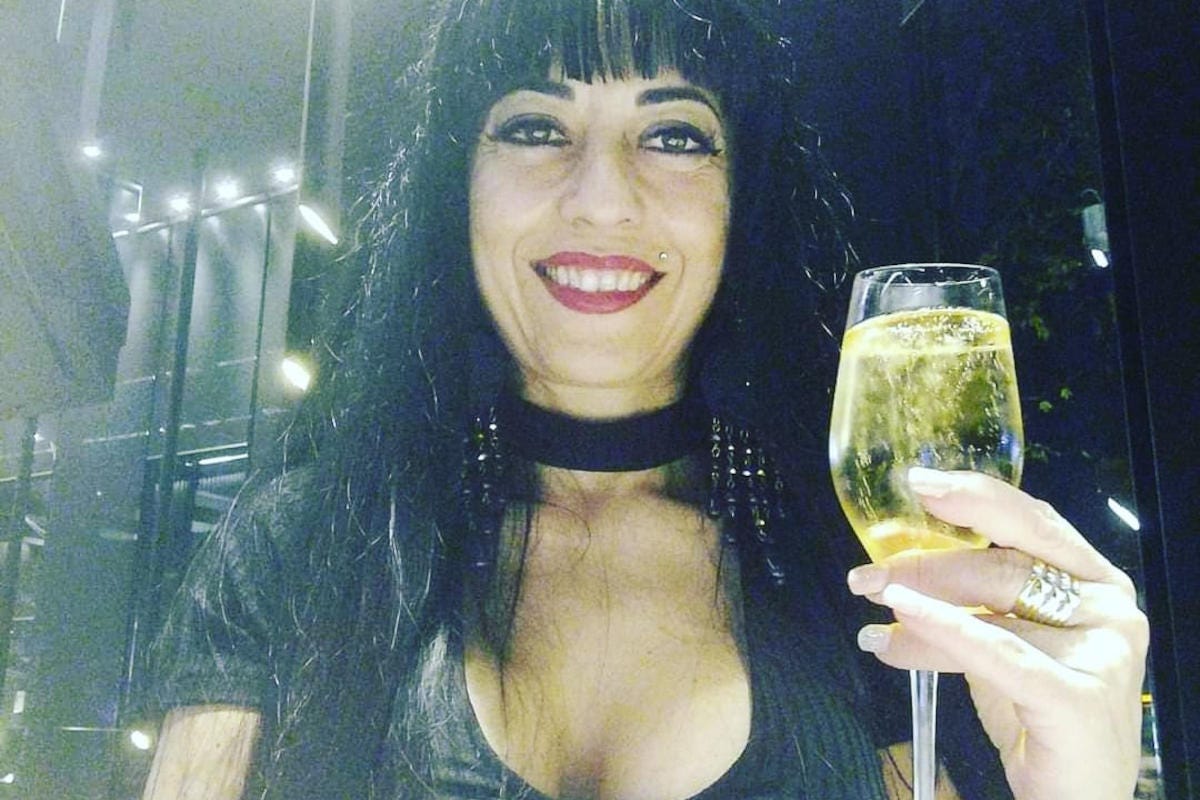 Sonia Oliverio barista di un bar di Ventimiglia  Caffè scontato a chi prende l'asporto, polemiche sulla barista no vax