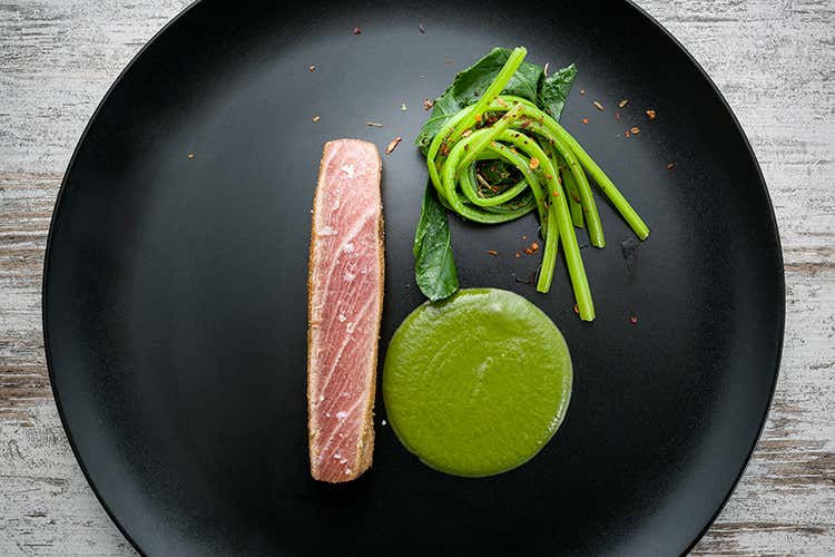 Ventresca di tonno in crosta di pane e prosciutto con bietole in due consistenze (Ventresca di tonno in crosta di pane e prosciutto con bietole in due consistenze)