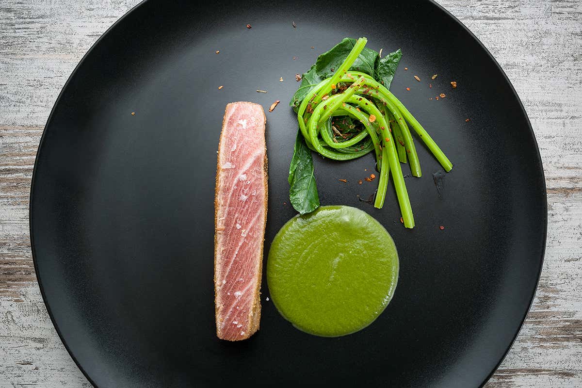 Ventresca di tonno rosso e bietoline aromatizzate al wasabi in due consistenze In cucina alla scoperta del menu di Pasqua Ventresca di tonno rosso e bietoline aromatizzate al wasabi in due consistenze In cucina alla scoperta del menu di Pasqua