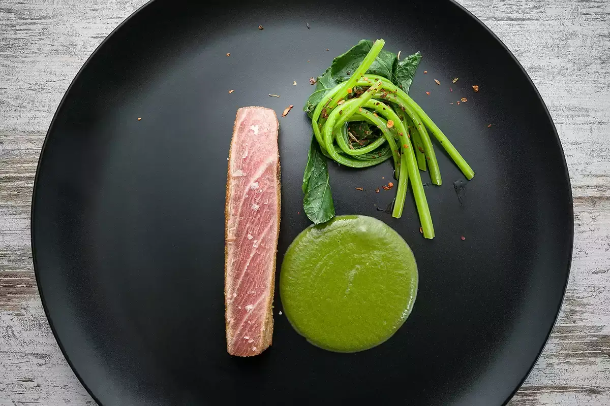 Ventresca di tonno rosso e bietoline aromatizzate al wasabi in due consistenze In cucina alla scoperta del menu di Pasqua
