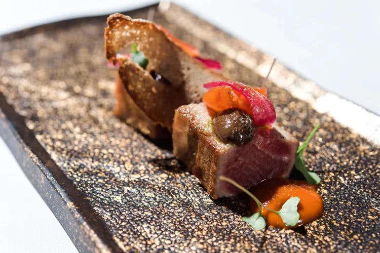 Ventresca di tonno rosso all'olio, con salsa di datterini, il piatto di Ilija Pejic proposto nella Guida di Euro-Toques Italia Infarto in montagna al Tarvisio Muore lo chef Ilija Pejic Ventresca di tonno rosso all'olio, con salsa di datterini, il piatto di Ilija Pejic proposto nella Guida di Euro-Toques Italia Infarto in montagna al Tarvisio Muore lo chef Ilija Pejic