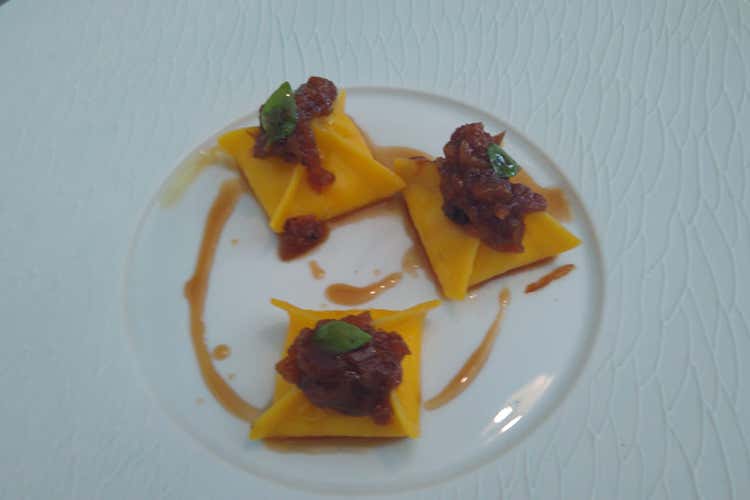 Ravioli di formaggio di capra con salsa alla genovese - Veritas, 10 anni in un menu che esalta la cucina campana