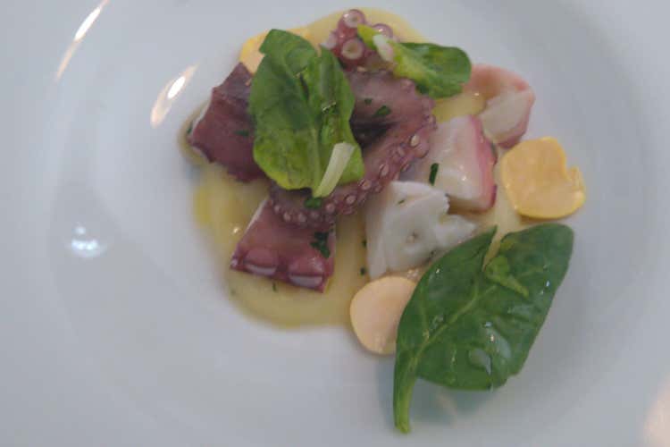 Insalata di polpo, crema di patate, spinaci e lupini baccello - Veritas, 10 anni in un menu che esalta la cucina campana