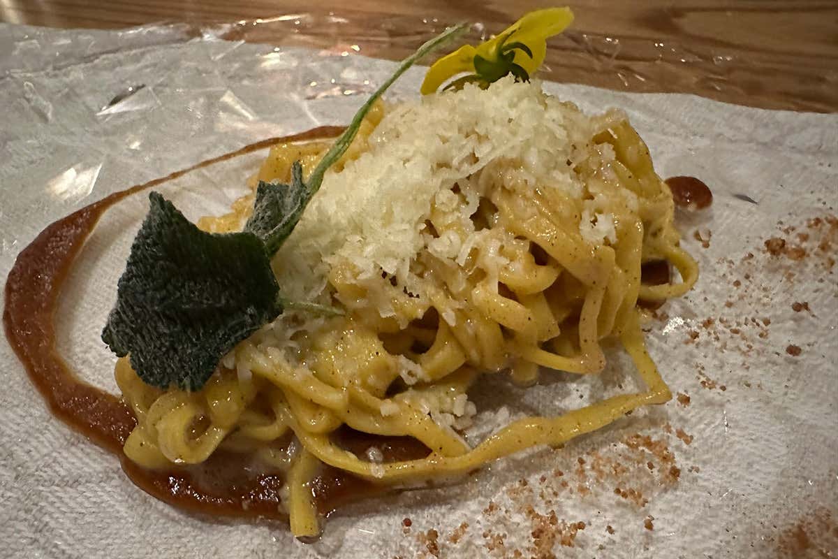 Vermicelli burro e salvia, cannella e zucchero grezzo (ricetta di Leonardo da Vinci) Sempre più charme a Il Falconiere: la nuova sala valorizza l’alta cucina di Silvia Baracchi