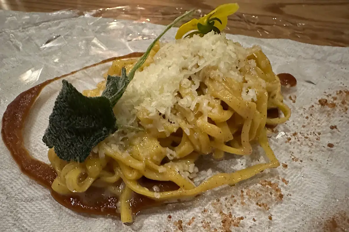Vermicelli burro e salvia, cannella e zucchero grezzo (ricetta di Leonardo da Vinci) Sempre più charme a Il Falconiere: la nuova sala valorizza l’alta cucina di Silvia Baracchi