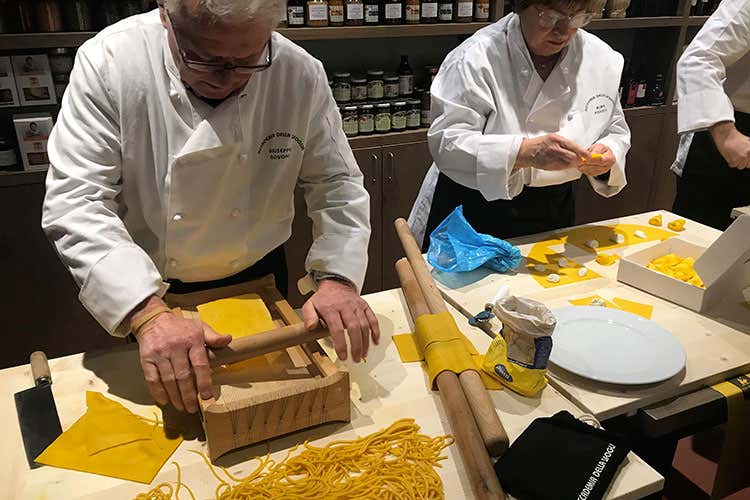 (La Via Emilia nel cuore di Milano Tortellini e tagliatelle tirate a mano)