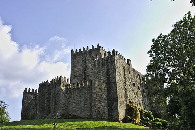 Castello di Guimarães (Portogallo) - Viaggiare con… la mente nei 20 castelli più belli d’Europa