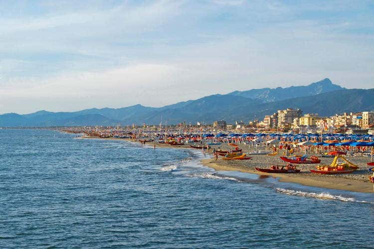 Una foto d'archivio delle spiagge in Versilia - Riapertura, gli alberghi sono pronti Servizio in camera e tavoli distanti