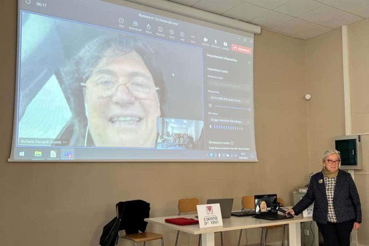 Il saluto in videoconferenza della Vicepresidente e Assessora all’Agroalimentare della Regione Toscana Stefania Saccardi Le Donne del Vino presentano il primo corso sul vino in una scuola toscana Il saluto in videoconferenza della Vicepresidente e Assessora all’Agroalimentare della Regione Toscana Stefania Saccardi Le Donne del Vino presentano il primo corso sul vino in una scuola toscana