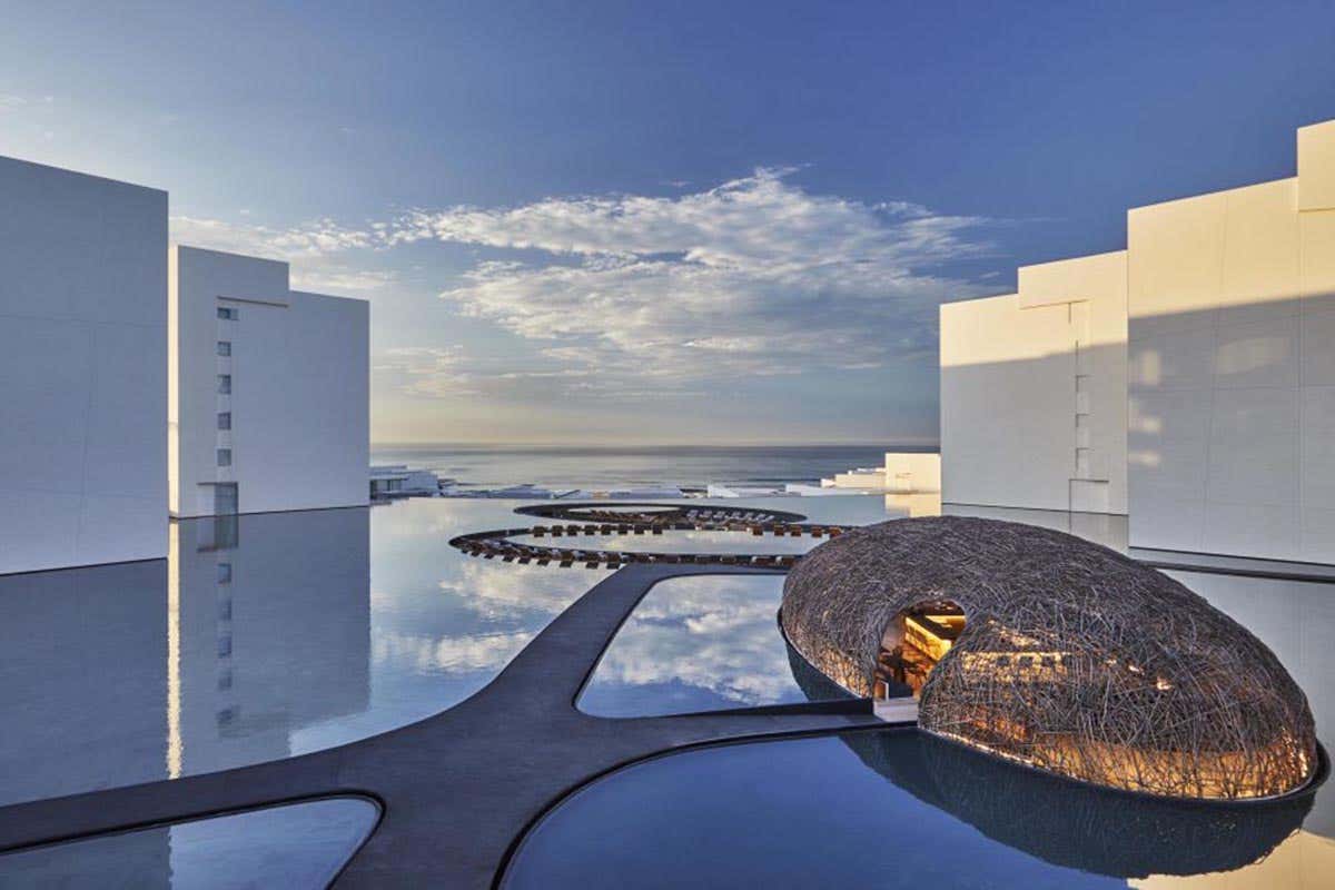 Scatole galleggianti che si riflettono nelle piscine blu Hotel futuristici e dove trovarli Scatole galleggianti che si riflettono nelle piscine blu Hotel futuristici e dove trovarli