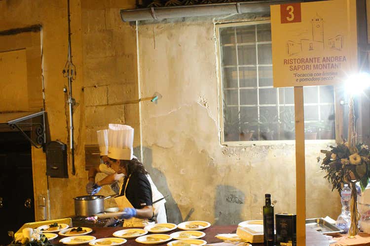Cuochi al lavoro lungo i vicoli del paese (Vicoli&Sapori, un successo3mila visitatori alla 4ª edizione)