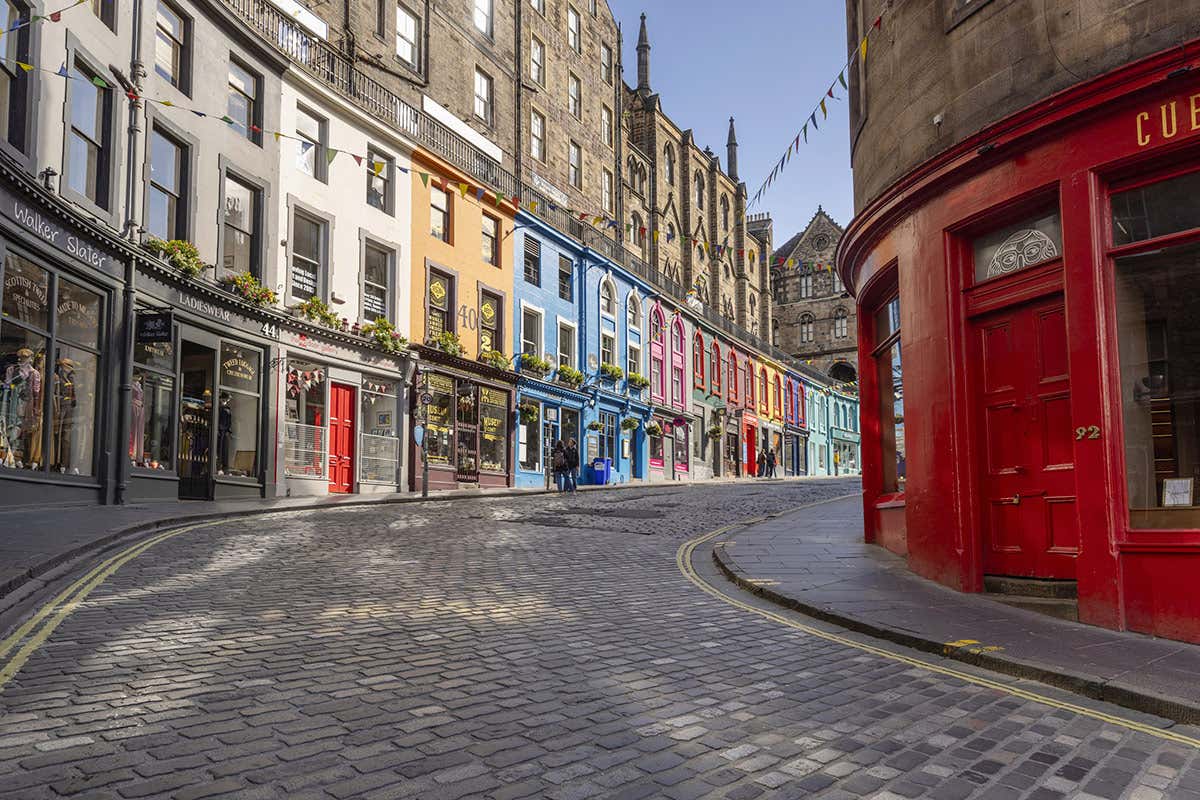 Le celebri facciate colorate e l'andamento curvilineo di Victoria Street, la via della Old Town che ha ispirato la Diagon Alley di Harry Potter
