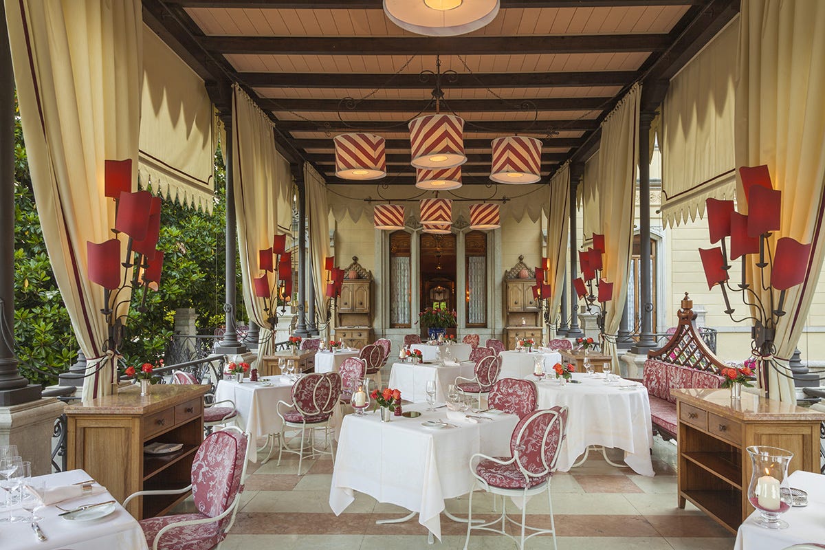 La romantica pergola con vista sul Garda Grand Hotel Villa Feltrinelli, incanto stellato affacciato sul Lago di Garda