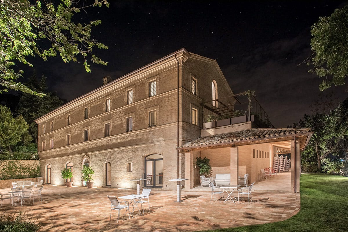 La Villa domina la vallata che da Loro Piceno Soggiorno d’amore in stile rustico chic? Nelle Marche da Villa Anitori
