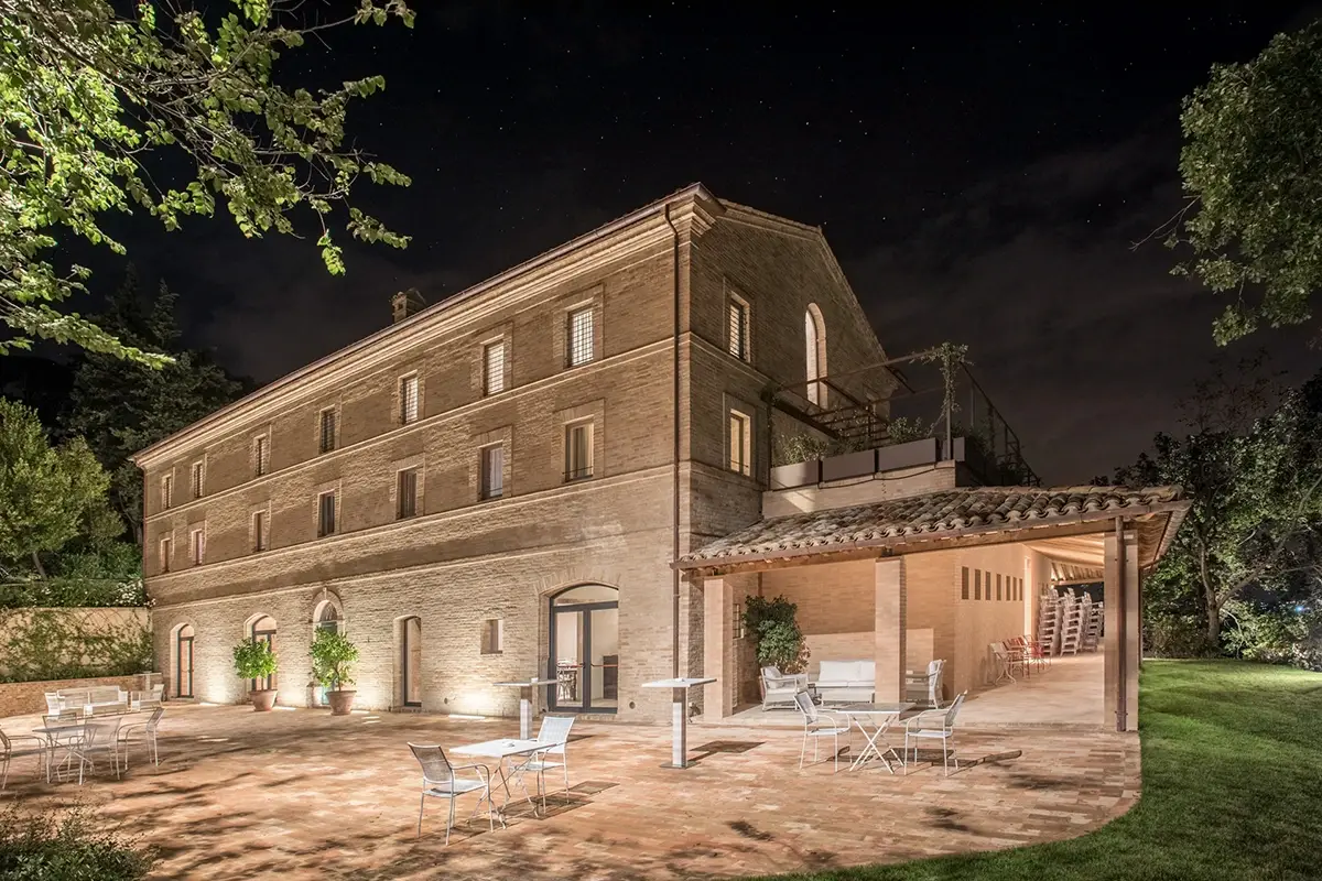 La Villa domina la vallata che da Loro Piceno Soggiorno d&rsquo;amore in stile rustico chic? Nelle Marche da Villa Anitori