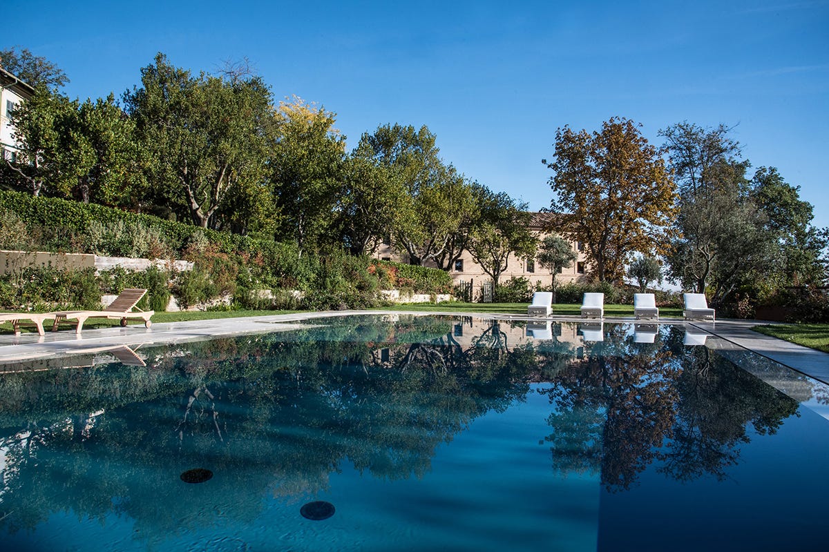 La magnifica piscina esterna Soggiorno d’amore in stile rustico chic? Nelle Marche da Villa Anitori