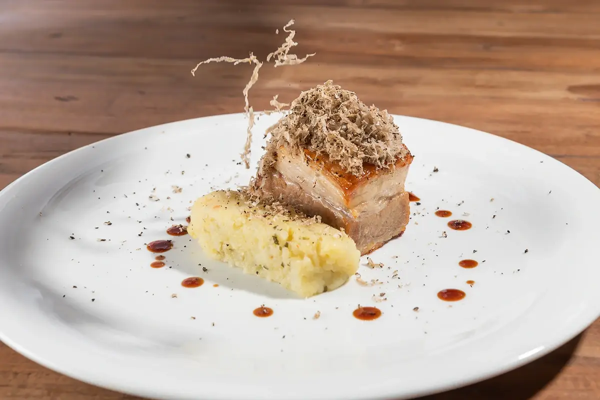 Maialino da latte con patate di Colfiorito, erbette ripassate e melette selvatiche Soggiorno d&rsquo;amore in stile rustico chic? Nelle Marche da Villa Anitori
