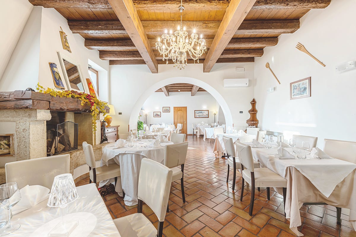 La sala camino Villa Cariola, relax e fascino sulle colline del Lago di Garda