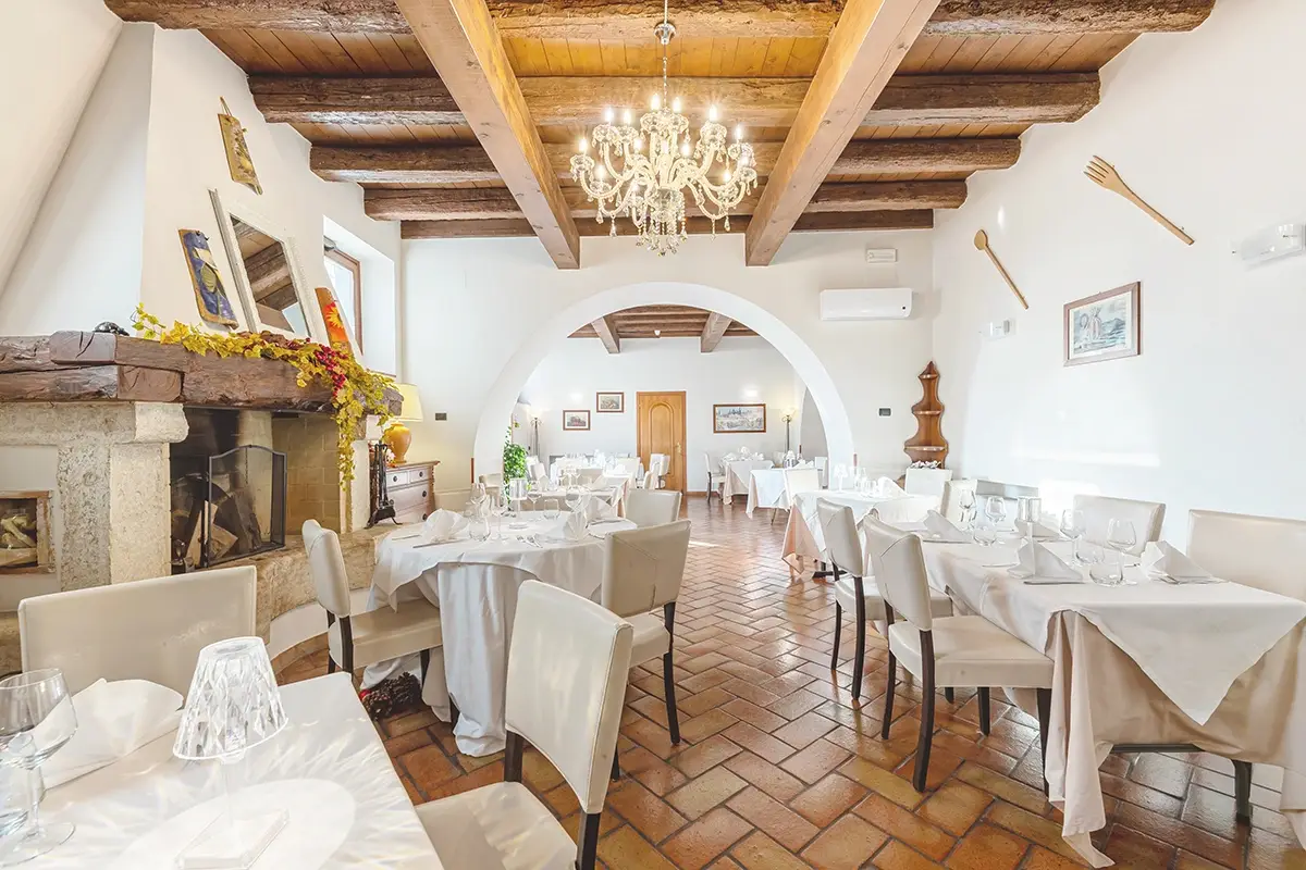 La sala camino Villa Cariola, relax e fascino sulle colline del Lago di Garda