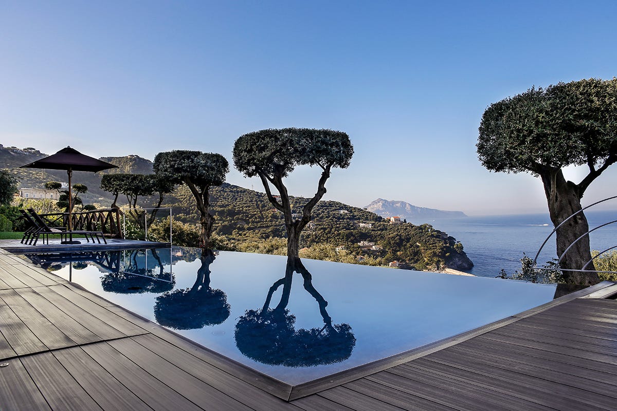 La spettacolare piscina Art Hotel Villa Fiorella, quando l’arte incontra la Costiera Sorrentina