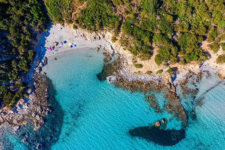 A Villasimius si punta a scoraggiare l'uso delle auto Numero chiuso e ticket d&rsquo;ingresso Cos&igrave; la Sardegna tutela le spiagge