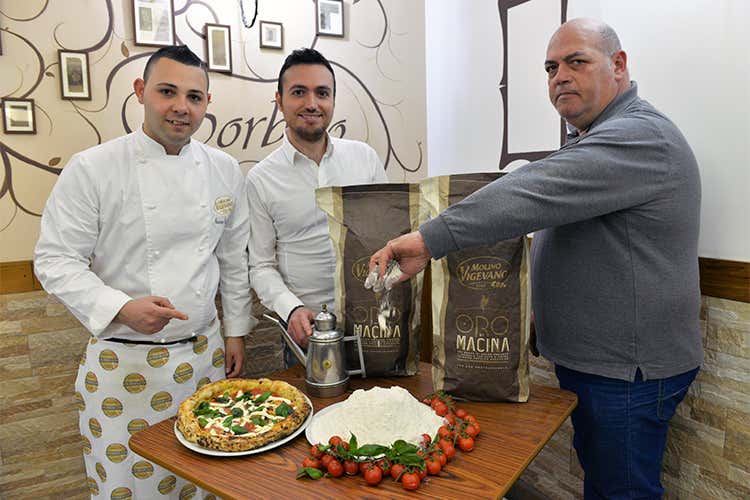 Vincenzo Iannucci, Antonio e Gigi Sorbillo - L’innovazione dei Sorbillo passa per le farine Molino Vigevano Vincenzo Iannucci, Antonio e Gigi Sorbillo - L’innovazione dei Sorbillo passa per le farine Molino Vigevano