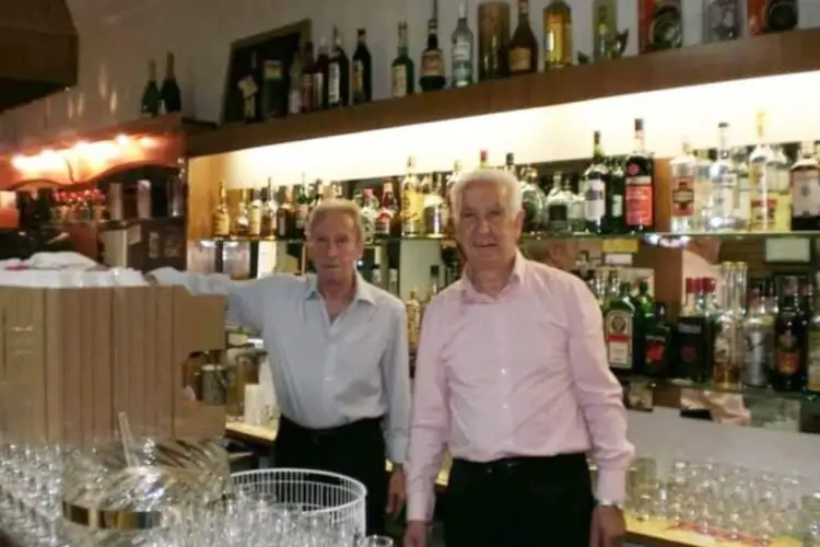 Da sinistra Vincenzo Maccarone e Mario Maccarone al Gran Sasso nella foto pubblicato dal nipote sul profilo Facebook Addio a Maccarone, barista ed ex presidente di categoria