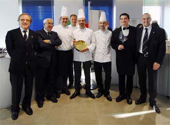 da sinistra: Natale Contini (Vicepresidente AIS Lombardia); Baldassare Agnelli (Presidente SAPS); la brigata di cucina del Ristorante Corte Francesco al centro lo chef Stefano Accorsini vincitore; Stefano Botturi (sommelier del ristorante vincitore); Luca Bandirali (Presidente AIS Lombardia)