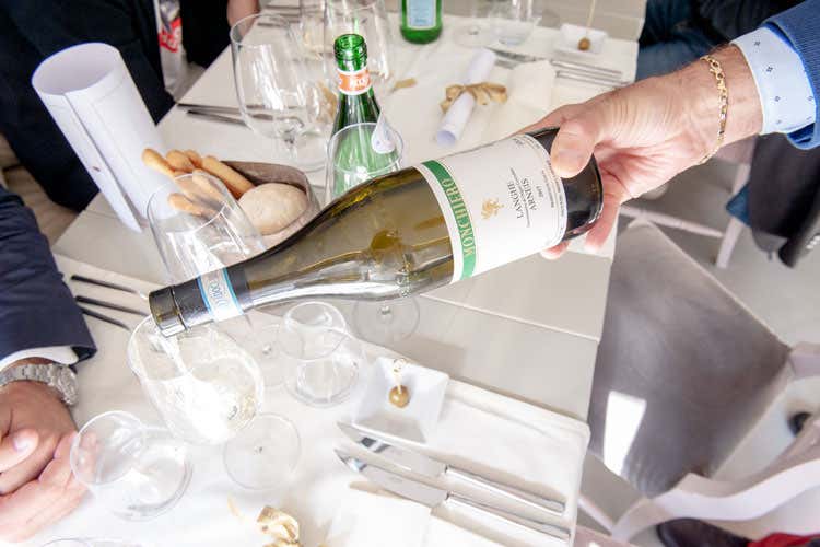 (Vini Monchiero Nelle bottiglie cent&rsquo;anni di storia)