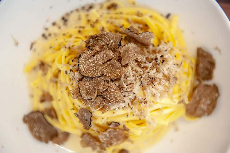 (Vini Monchiero Nelle bottiglie cent&rsquo;anni di storia)