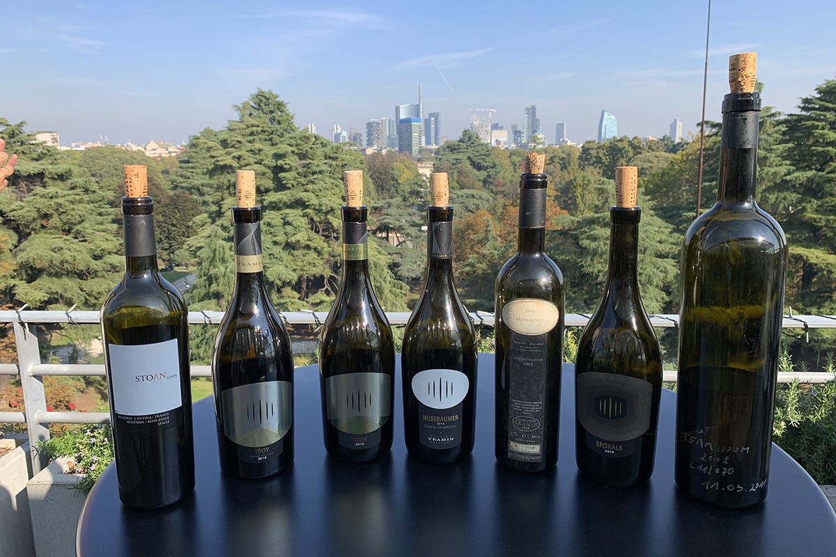 Le bottiglie in degustazione, lo skyline di Tramin Willi Stürz, trent’anni di vendemmie con Cantina Tramin