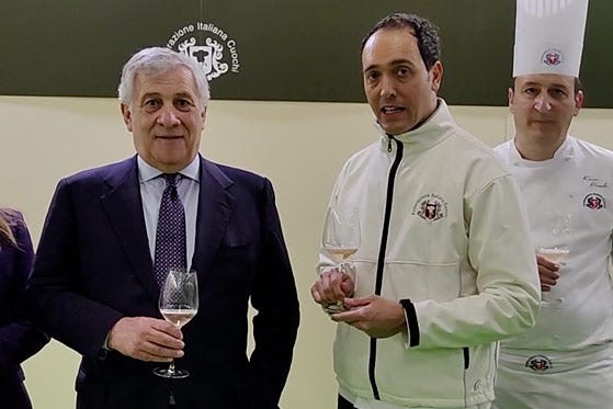 Antonio Tajani con Alessandro Circiello (Fic) Vinitaly parata di ministri e saluto della premier Meloni per Federcuochi
