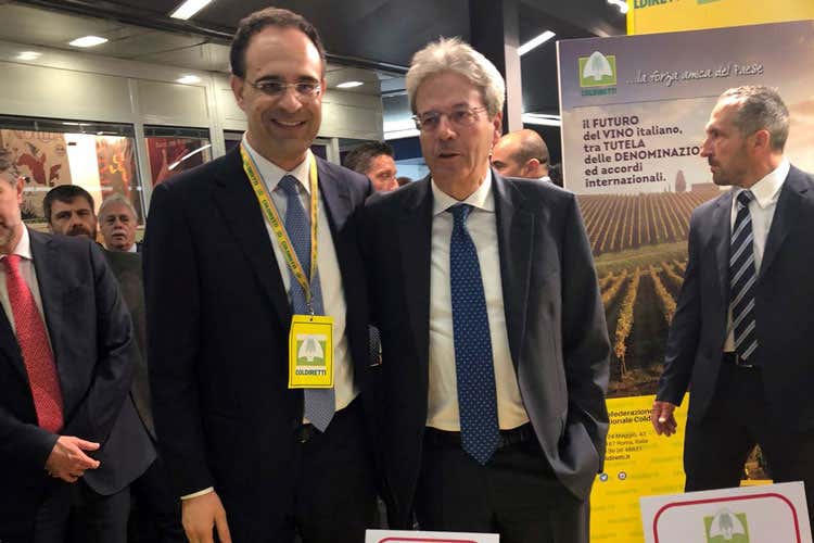 Roberto Moncalvo e Paolo Gentiloni (Vinitaly, Gentiloni allo stand Coldiretti tra innovazione e trattati internazionali) Roberto Moncalvo e Paolo Gentiloni (Vinitaly, Gentiloni allo stand Coldiretti tra innovazione e trattati internazionali)