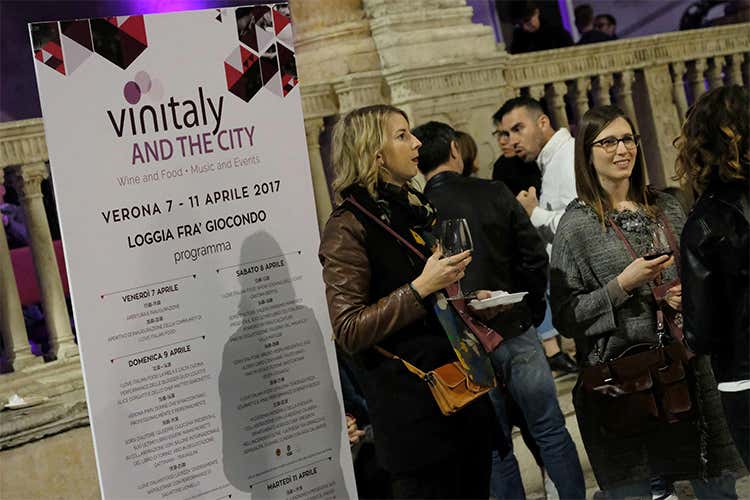 (Vinitaly sempre più business oriented Crescono i servizi per le imprese) (Vinitaly sempre più business oriented Crescono i servizi per le imprese)