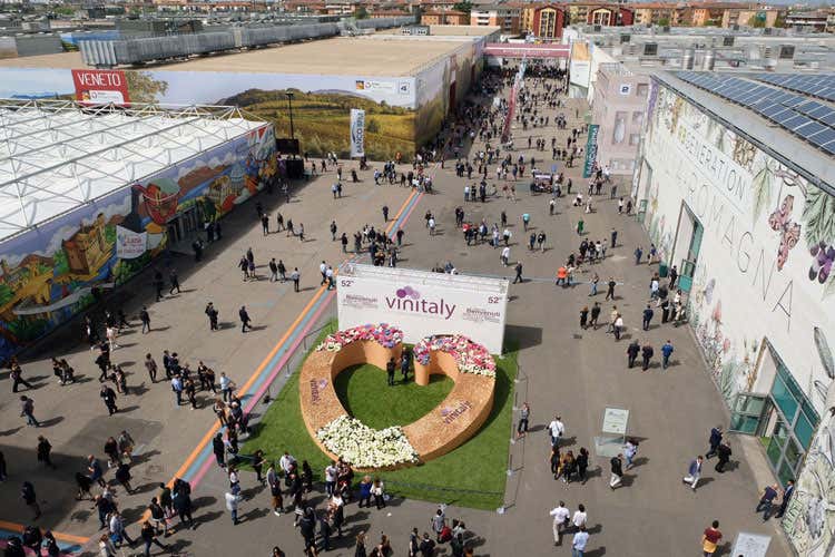(A Vinitaly in 128mila Crescono del 6% i buyer stranieri)