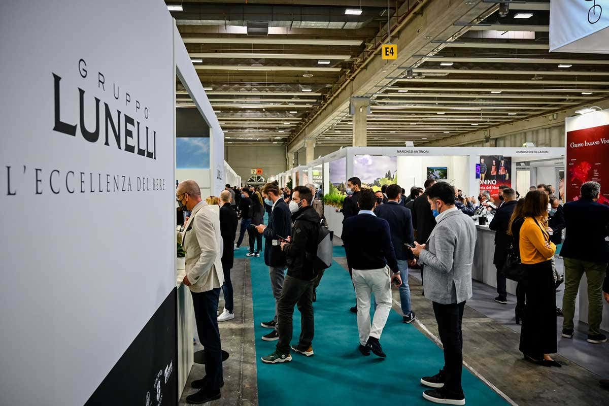 Tanti box più o meno simili, razionali, bianchi e con pochi fronzoli Questo stile di Vinitaly piace. E le cantine sono tutte soddisfatte e fanno contratti