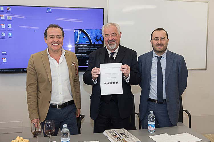 (Vino Nobile di Montepulciano 5 stelle per la vendemmia 2017) (Vino Nobile di Montepulciano 5 stelle per la vendemmia 2017)