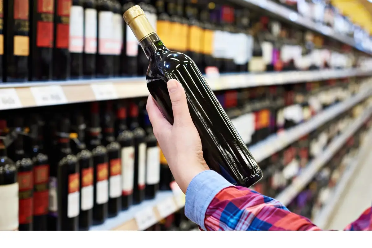 Vino acquistato in un supermercato (Gdo) Vino: cala la vendita nei supermercati e nell&rsquo;e-commerce, ma il dato resta positivo