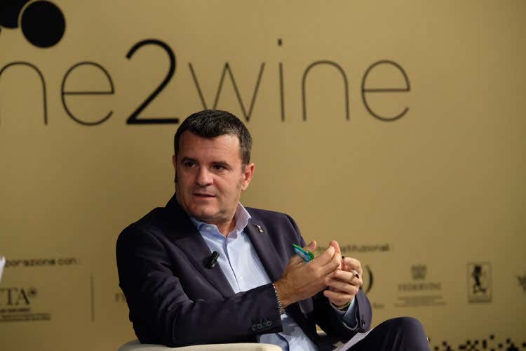 Gian Marco Centinaio (Vino italiano tra luci ed ombre  3,8% per vendite, -9% per volumi)