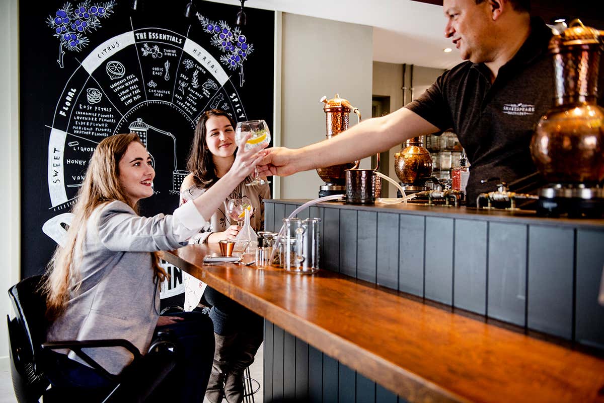 Nelle tap room delle distillerie, gin e whisky si raccontano attraverso esperienze di degustazione guidata